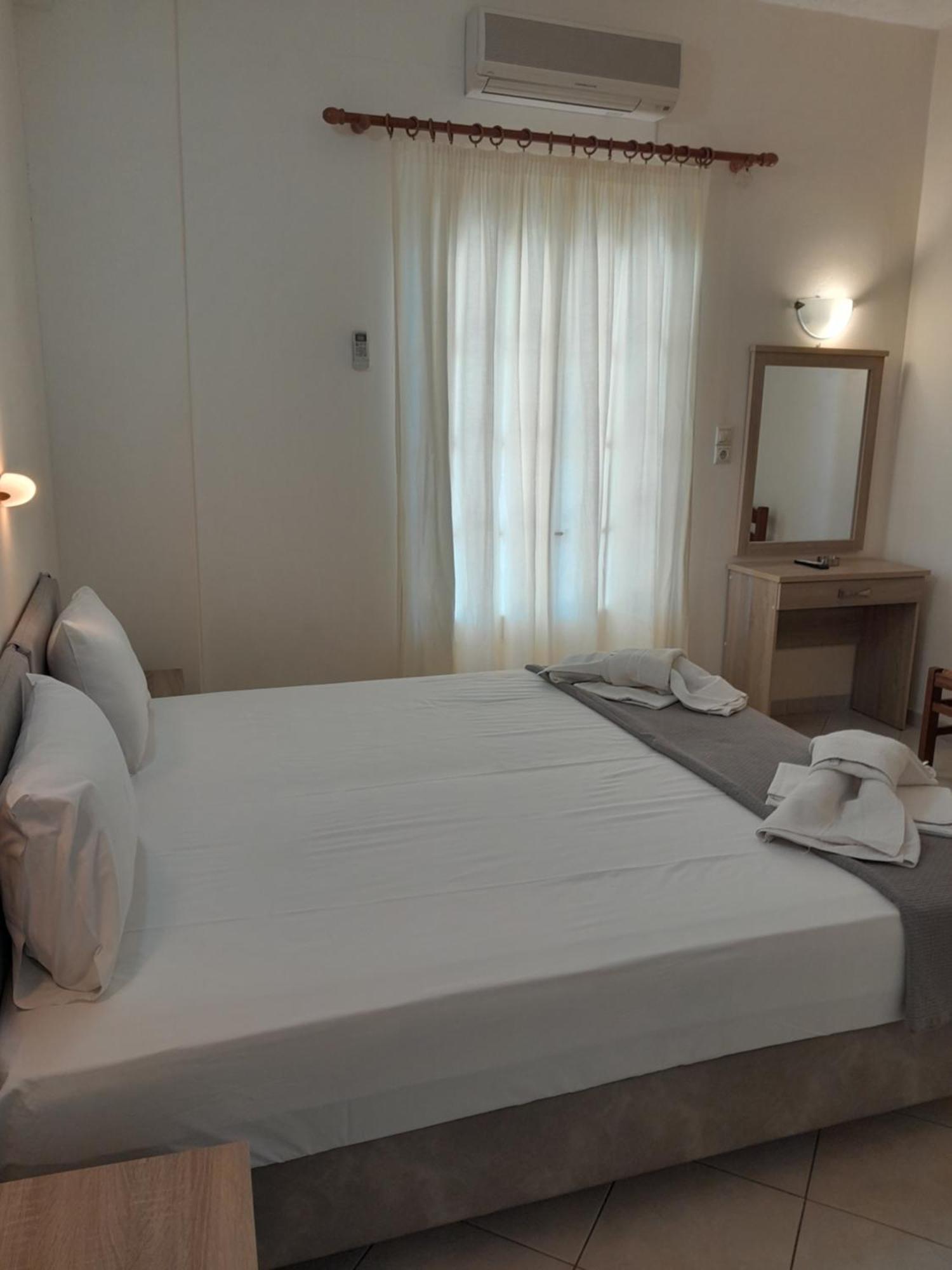 Hotel Barbara II à Agia Marina  Extérieur photo