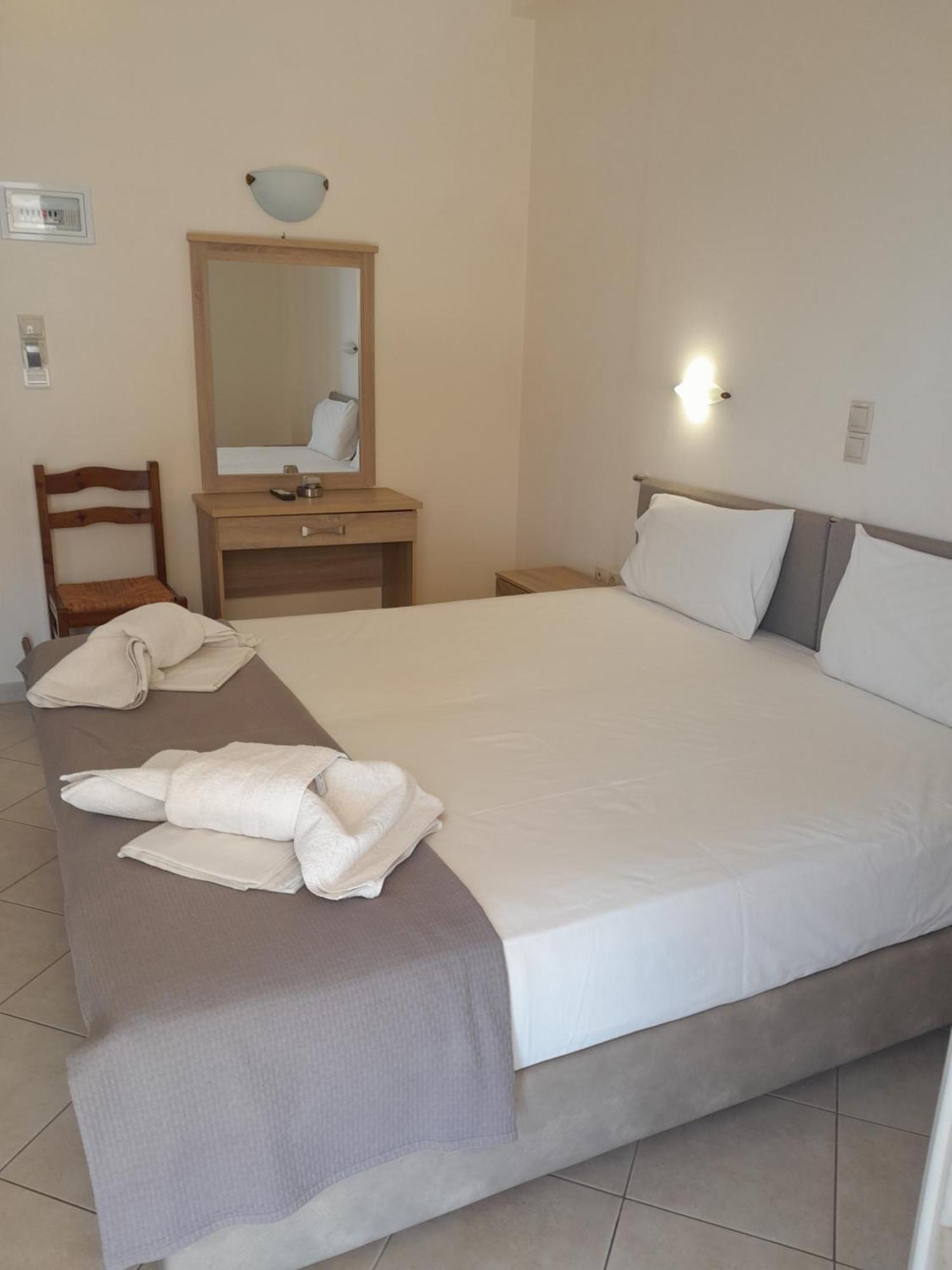 Hotel Barbara II à Agia Marina  Extérieur photo
