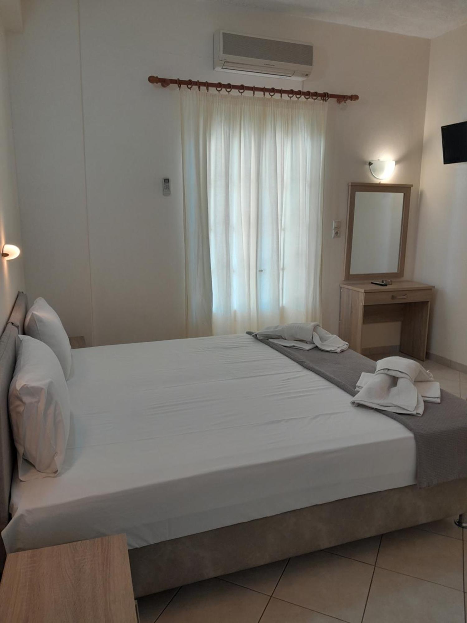 Hotel Barbara II à Agia Marina  Extérieur photo
