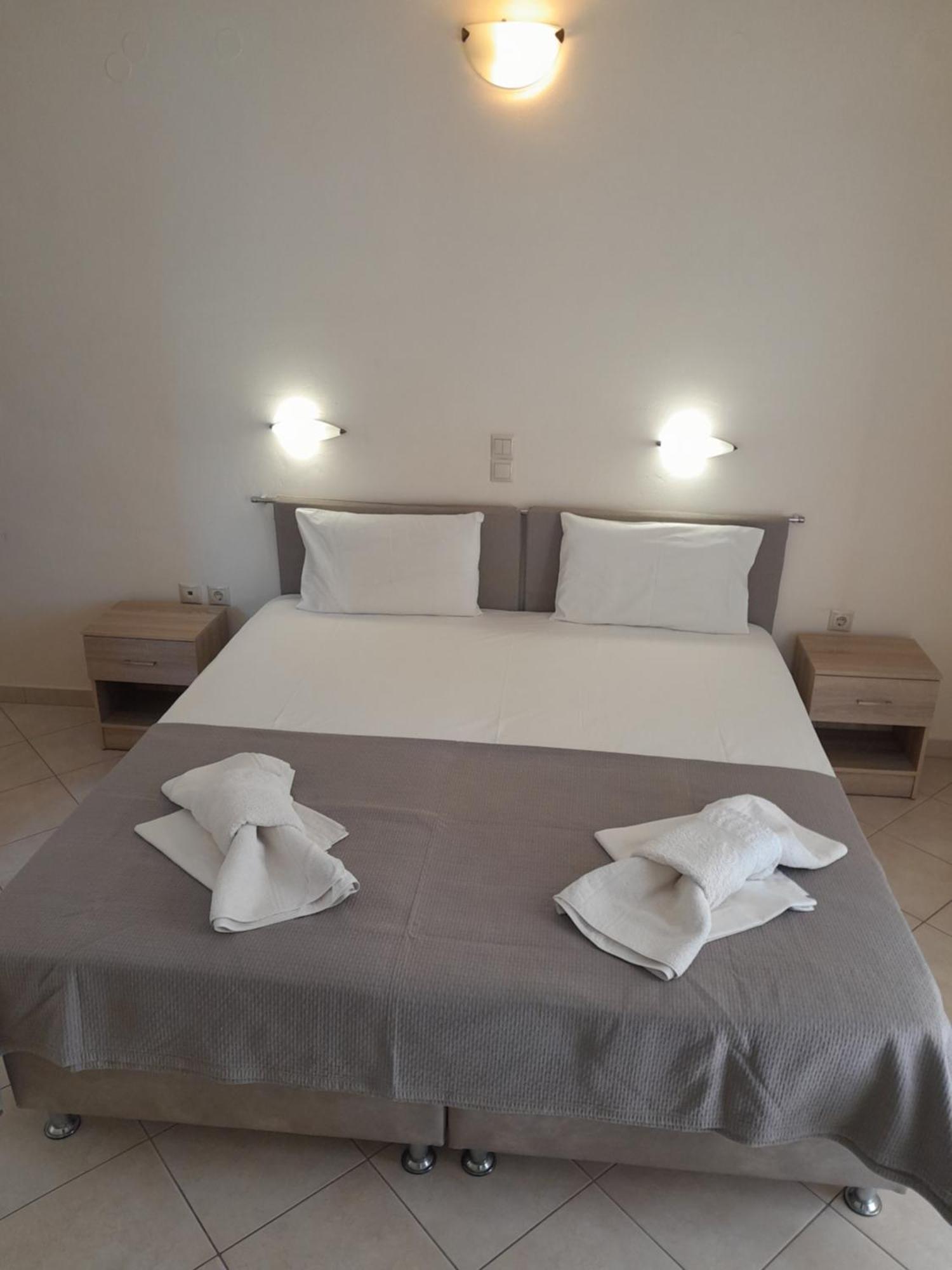 Hotel Barbara II à Agia Marina  Extérieur photo