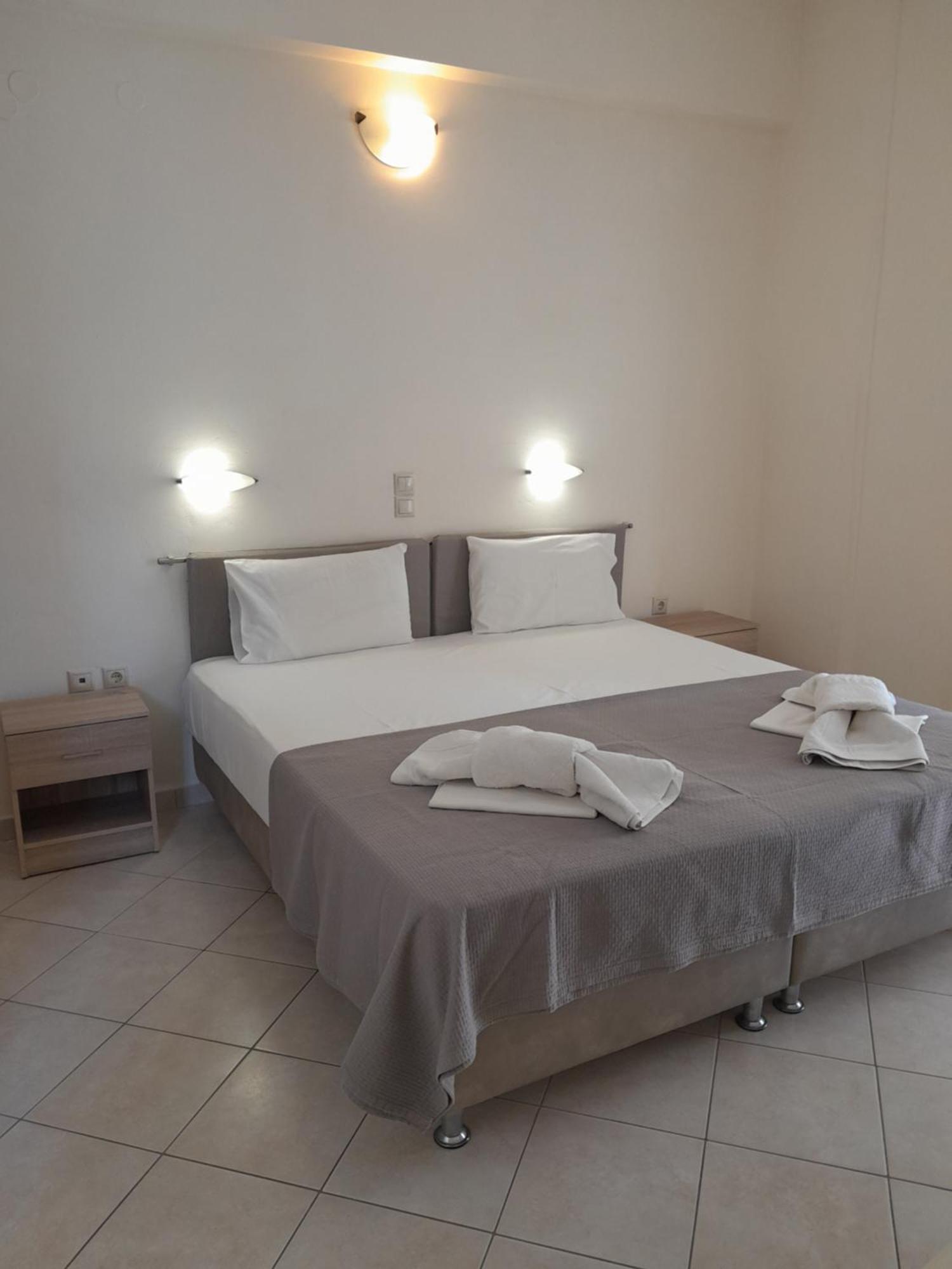Hotel Barbara II à Agia Marina  Extérieur photo