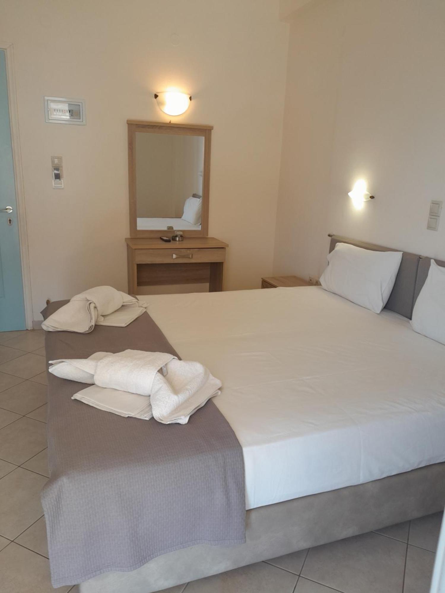 Hotel Barbara II à Agia Marina  Extérieur photo