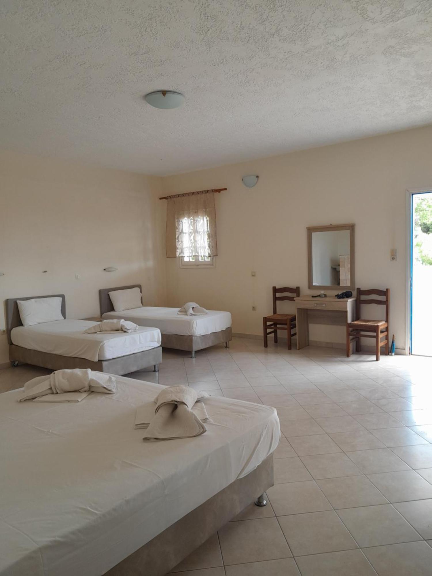 Hotel Barbara II à Agia Marina  Extérieur photo