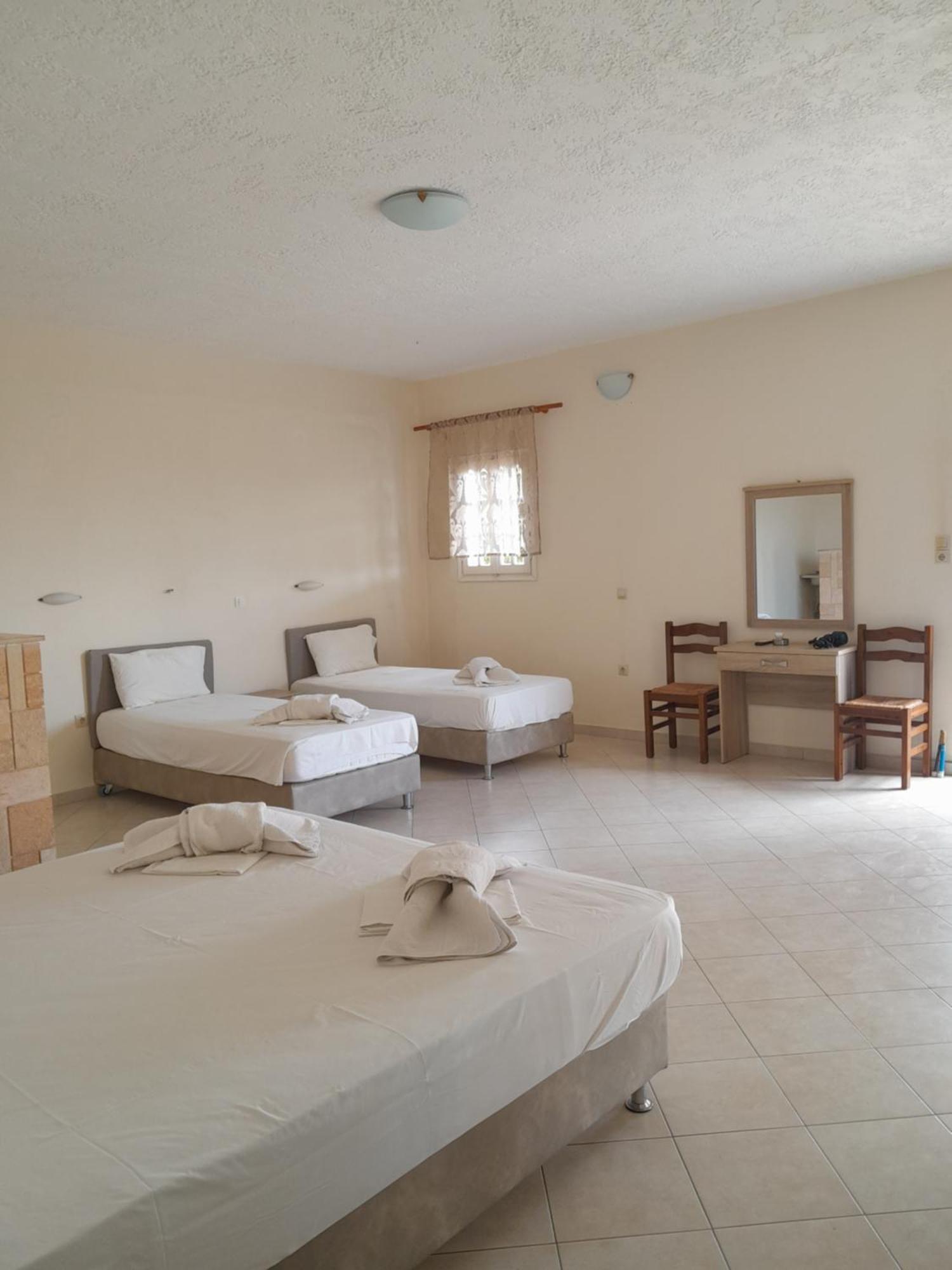 Hotel Barbara II à Agia Marina  Extérieur photo